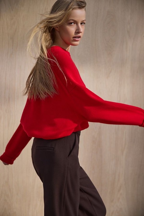 Стилизуем свитеры-оверсайз, чтобы они не полнили. Фото 1