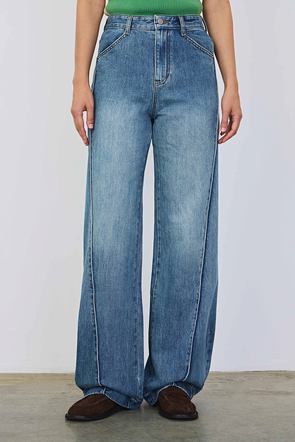 Белая рубашка в декабре: 5 кэжуал-образов. Фото 4