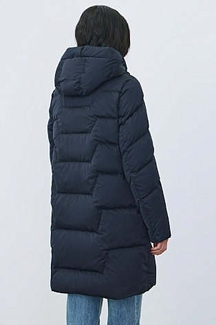 Темно-синее пуховое пальто с фигурной стежкой