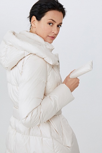 Длинное пуховое пальто белого цвета