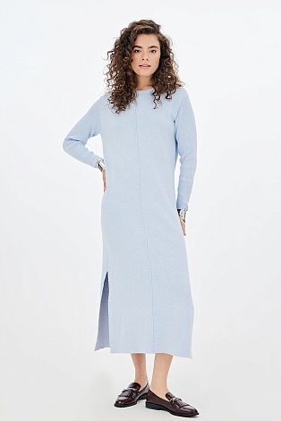 Нежно-голубое трикотажное платье с разрезами