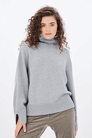 Серый свитер с разрезами на манжетах