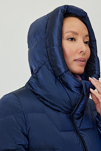 Синий пуховик с фигурной стежкой
