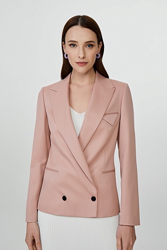 Розовый пиджак на двух пуговицах