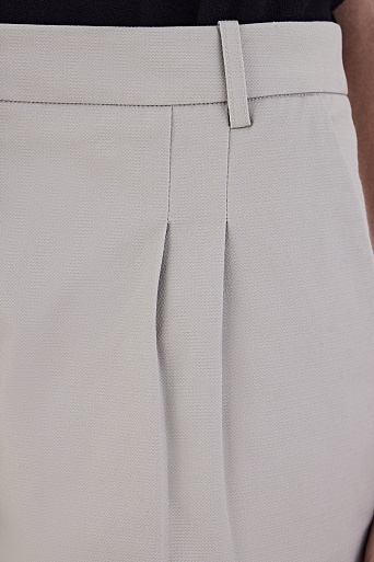 Светло-серые хлопковые брюки с защипами