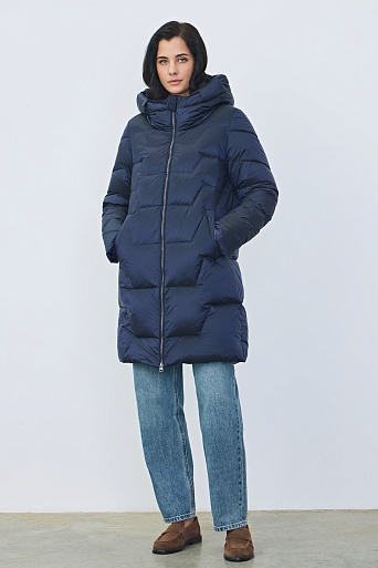Синий пуховик с фигурной стежкой