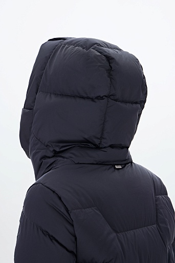 Темно-синее пуховое пальто с фигурной стежкой