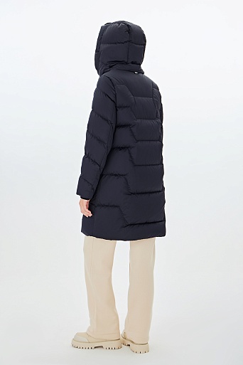 Темно-синее пуховое пальто с фигурной стежкой