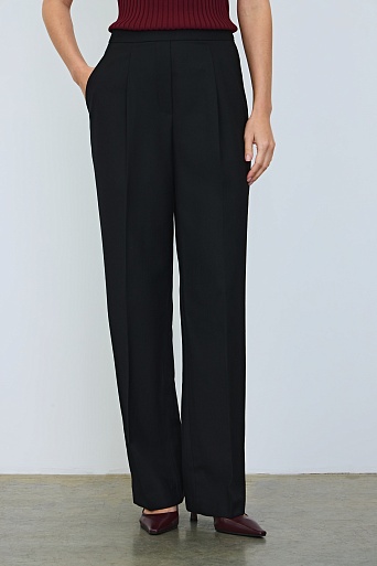 Свободные прямые брюки с защипами, черные