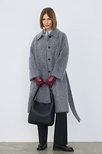 Черная кожаная сумка на ремешке