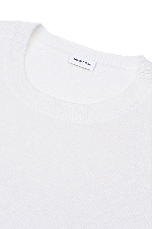 Белая футболка в рубчик