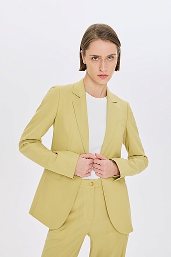 Пиджак желтого цвета на одной пуговице