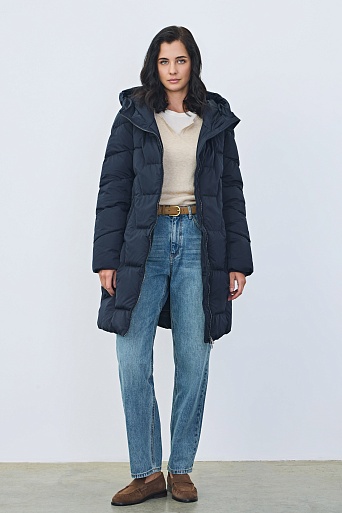 Темно-синее пуховое пальто с фигурной стежкой