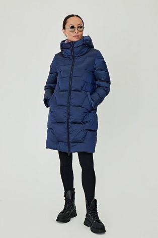 Синий пуховик с фигурной стежкой