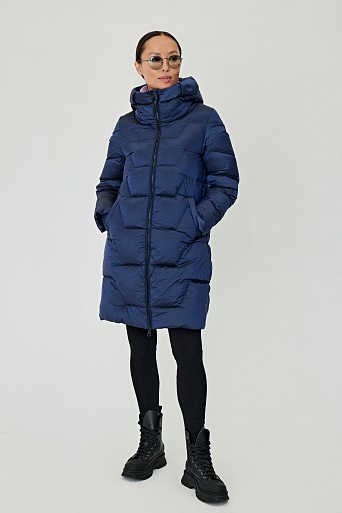Синий пуховик с фигурной стежкой