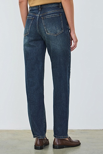 Зауженные джинсы с потертостями, темно-синие