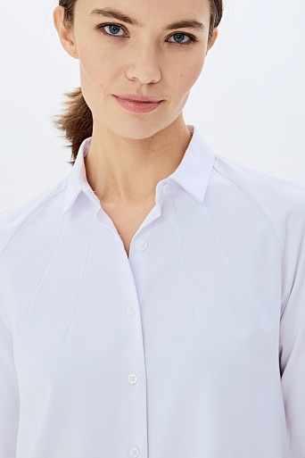 Белая блузка с декоративными вытачками