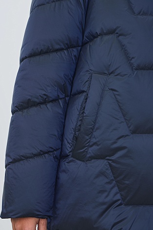 Синий пуховик с фигурной стежкой