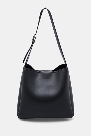 Черная кожаная сумка на ремешке