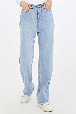 Светло-голубые прямые джинсы