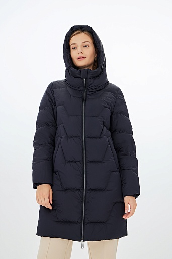 Темно-синее пуховое пальто с фигурной стежкой