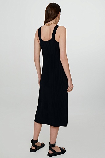 Черное трикотажное платье с V-образным вырезом