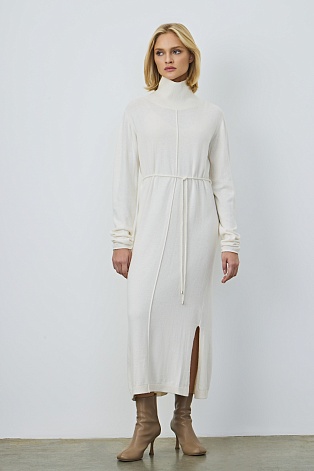 Трикотажное платье с пояском, молочное
