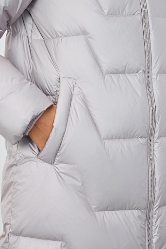 Светло-серый пуховик с фигурной стежкой