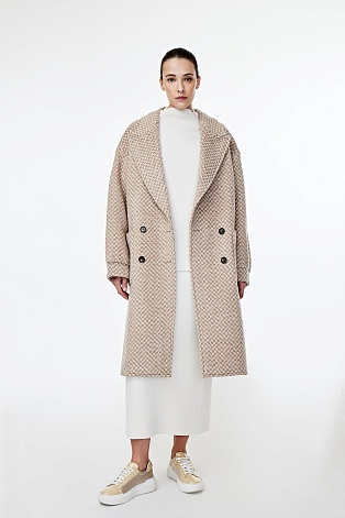 Бежевое пальто-халат из текстурной ткани