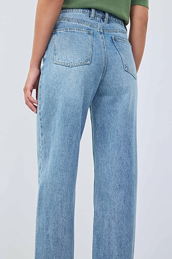 Прямые джинсы, голубые