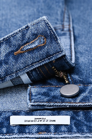 Голубые джинсы-клеш