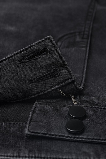Черные зауженные джинсы с потертостями