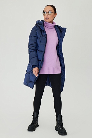 Синий пуховик с фигурной стежкой
