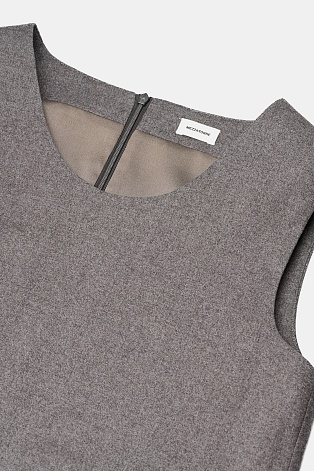 Платье-футляр без рукавов, серо-коричневое