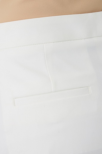 Белые брюки широкого покроя