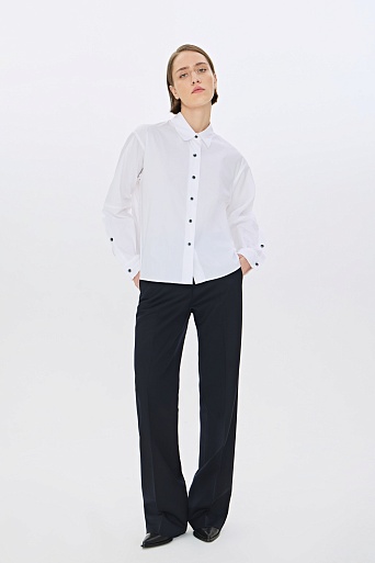 Белая блузка с контрастными пуговицами