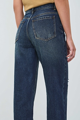 Зауженные джинсы с потертостями, темно-синие