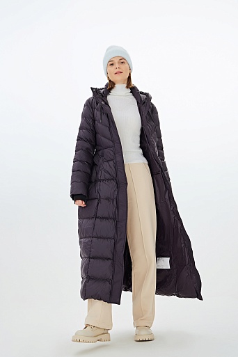 Баклажановое пуховое пальто макси с поясом