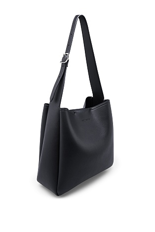 Черная кожаная сумка на ремешке