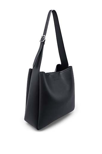 Черная кожаная сумка на ремешке