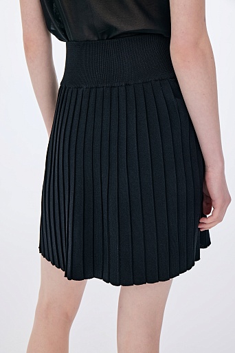 Короткая черная юбка-плиссе
