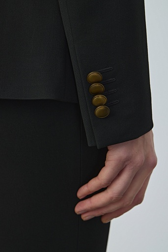 Жакет с акцентными вытачками и золотыми пуговицами, черный