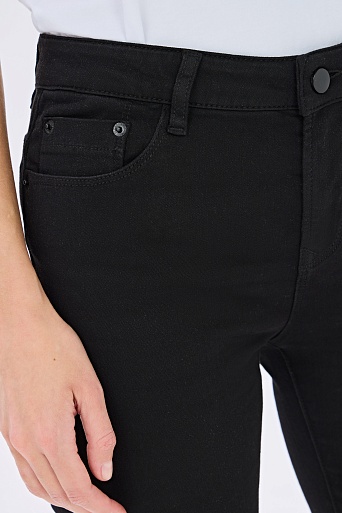 Черные зауженные джинсы