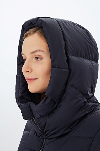 Темно-синее пуховое пальто с фигурной стежкой