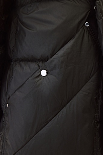 Черное пуховое пальто на кнопках