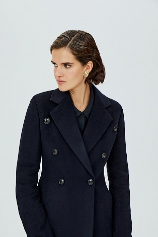 Темно-синее приталенное пальто