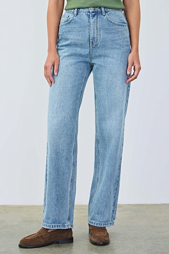 Прямые джинсы, голубые
