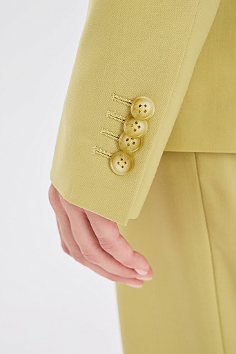 Пиджак желтого цвета на одной пуговице