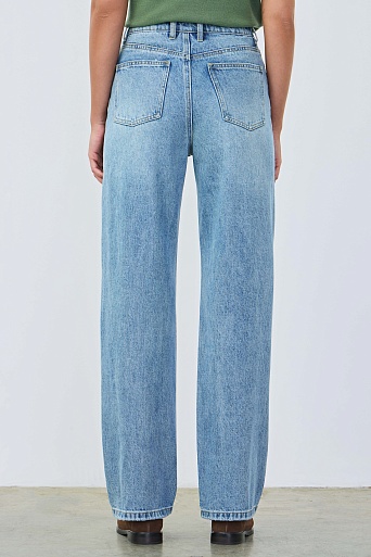 Прямые джинсы, голубые
