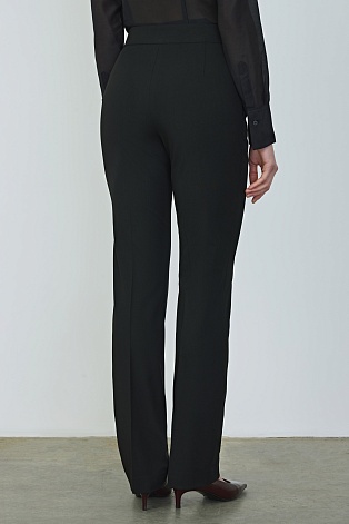Зауженные костюмные брюки со стрелками, черные